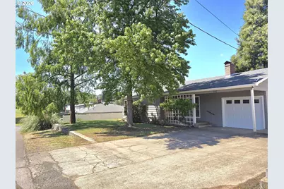 1642 NW Almond Ave, Roseburg, OR 97471 - Photo 3