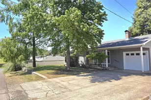 1642 NW Almond Ave, Roseburg, OR 97471 - Photo 3