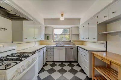 2436 NE Ainsworth St, Portland, OR 97211 - Photo 9
