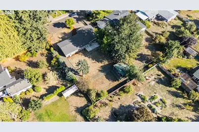 1035 S 11th St, Cottage Grove, OR 97424 - Photo 3