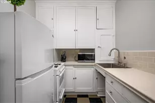709 SW 16th Ave, Portland, OR 97205 - Photo 17
