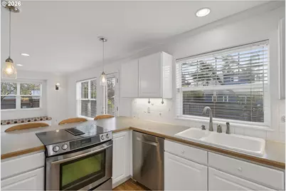 13617 NE Glendoveer Ct, Portland, OR 97230 - Photo 17