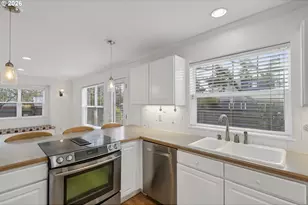 13617 NE Glendoveer Ct, Portland, OR 97230 - Photo 17