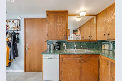 9545 N Iris Way, Portland, OR 97203 - Photo 17