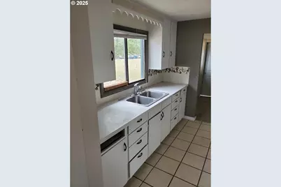 132 NE Sawyers Ln, Roseburg, OR 97470 - Photo 9