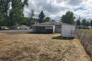 132 NE Sawyers Ln, Roseburg, OR 97470 - Photo 5