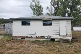 132 NE Sawyers Ln, Roseburg, OR 97470 - Photo 7