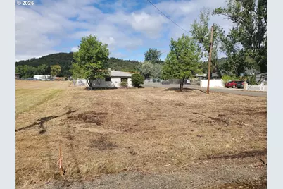 132 NE Sawyers Ln, Roseburg, OR 97470 - Photo 1