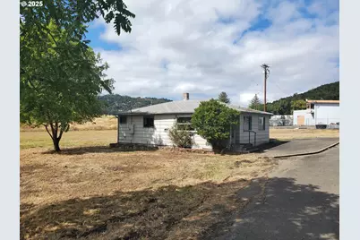 132 NE Sawyers Ln, Roseburg, OR 97470 - Photo 3