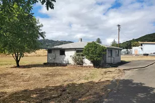 132 NE Sawyers Ln, Roseburg, OR 97470 - Photo 3