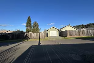 724 W Rainbow St, Roseburg, OR 97471 - Photo 29