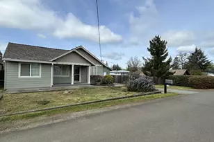 724 W Rainbow St, Roseburg, OR 97471 - Photo 3