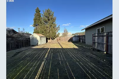 724 W Rainbow St, Roseburg, OR 97471 - Photo 27