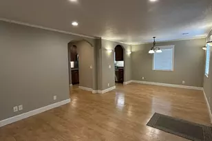 724 W Rainbow St, Roseburg, OR 97471 - Photo 9