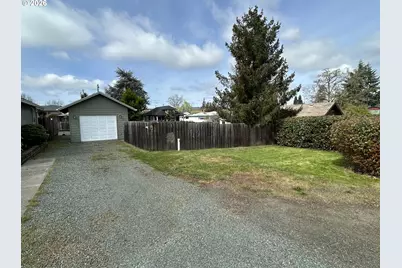 724 W Rainbow St, Roseburg, OR 97471 - Photo 5
