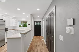 12054 N Jantzen Beach Ave, Portland, OR 97217 - Photo 9
