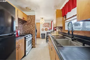 18630 SE Yamhill Cir, Portland, OR 97233 - Photo 5