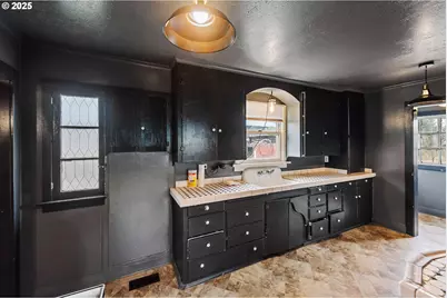 1066 S 8th St, Coos Bay, OR 97420 - Photo 15