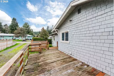 1066 S 8th St, Coos Bay, OR 97420 - Photo 9