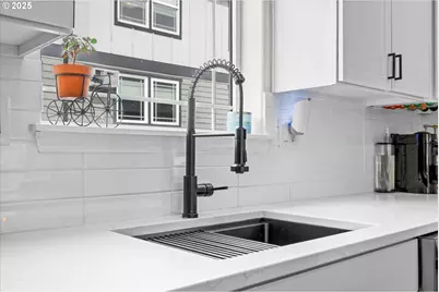 8655 N Crawford St, Portland, OR 97203 - Photo 7