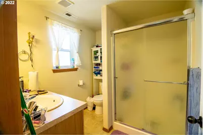 2719 SE 136th Pl, Portland, OR 97236 - Photo 17