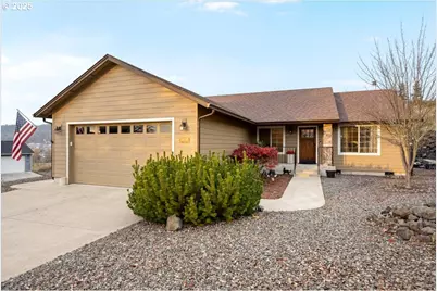 635 Valley Vista St, Sutherlin, OR 97479 - Photo 1