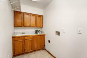 5525 NW Peregrine Pl, Portland, OR 97229 - Photo 33