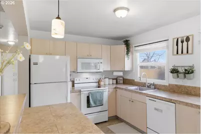 18121 SE Lincoln St, Portland, OR 97233 - Photo 19