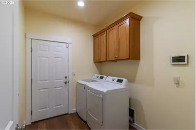 1851 NE Alameda Ave, Roseburg, OR 97470 - Photo 19