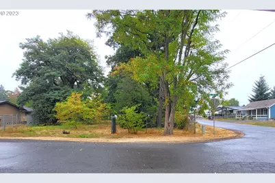 272 S 7th St, Creswell, OR 97426 - Photo 13