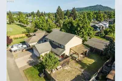995 Kintzley Ave, Springfield, OR 97478 - Photo 3