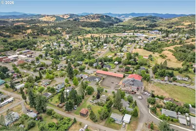 608 Locust St, Oakland, OR 97462 - Photo 3