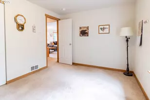 867 N Summerwood St, Roseburg, OR 97471 - Photo 17