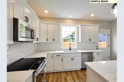 818 Pine St, Silverton, OR 97381 - Photo 9