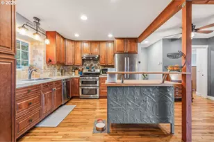 16824 SE Morrison Ct, Portland, OR 97233 - Photo 13