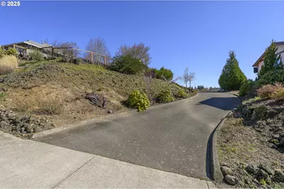 2683 NW Mt Hood Dr, McMinnville, OR 97128 - Photo 13
