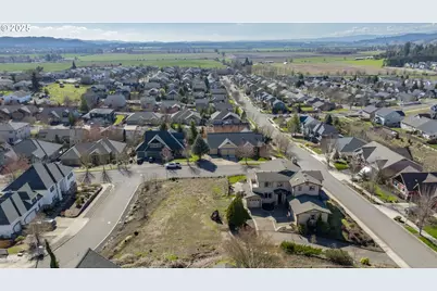 2683 NW Mt Hood Dr, McMinnville, OR 97128 - Photo 37