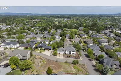 2683 NW Mt Hood Dr, McMinnville, OR 97128 - Photo 5