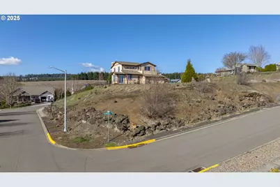 2683 NW Mt Hood Dr, McMinnville, OR 97128 - Photo 17