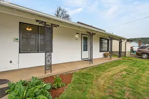 262 NW Cecil Ave, Roseburg, OR 97470 - Photo 3