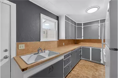 262 NW Cecil Ave, Roseburg, OR 97470 - Photo 9