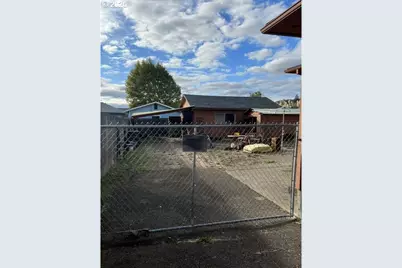 2012 NE Vine St, Roseburg, OR 97470 - Photo 3