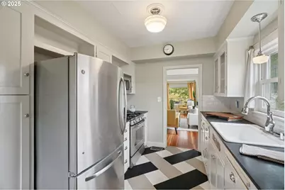 2758 NE Schuyler St, Portland, OR 97212 - Photo 13