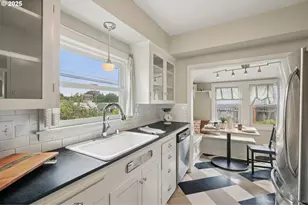 2758 NE Schuyler St, Portland, OR 97212 - Photo 11