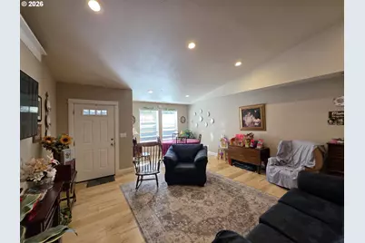 1660 NE Alameda Ave, Roseburg, OR 97470 - Photo 9