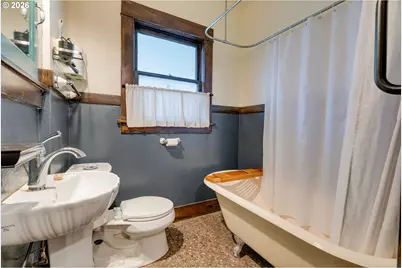 7217 N Polk Ave, Portland, OR 97203 - Photo 15