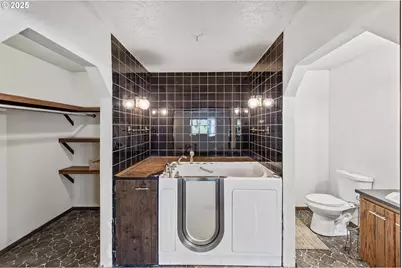 1366 Lakeshore Dr, Coos Bay, OR 97420 - Photo 29