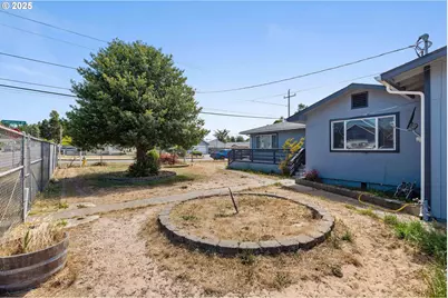 1366 Lakeshore Dr, Coos Bay, OR 97420 - Photo 9