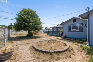 1366 Lakeshore Dr, Coos Bay, OR 97420 - Photo 9