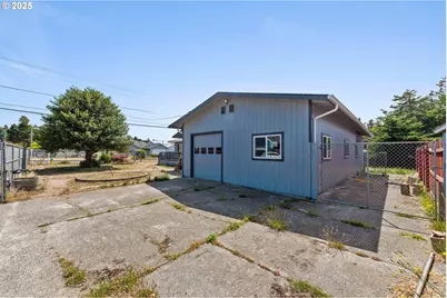 1366 Lakeshore Dr, Coos Bay, OR 97420 - Photo 7
